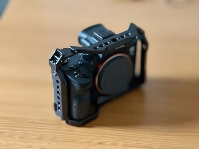 Sony A7 III + Cage + Bateria (Excelente Estado!)