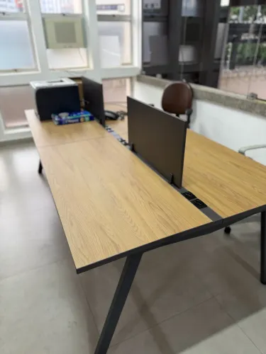 ESTAÇÃO DE TRABALHO DUPLA COM DIVISÓRIA 1,20 M X 1,20 M ALETA
