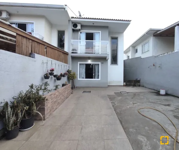 Casa 2 quartos estilo sobrado em São José/SC