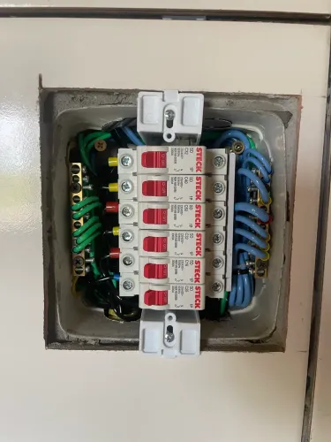 Disjuntor desarmando? Eletricista especializado e com preço justo!