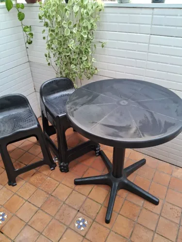 Mesa com bancos