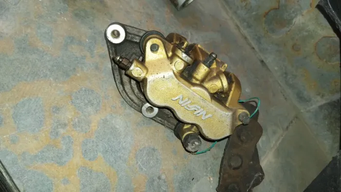 Pinça dianteira xre 300 abs