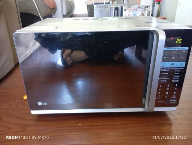 Microondas LG 30 LTS modelo MH7048AP espelhado