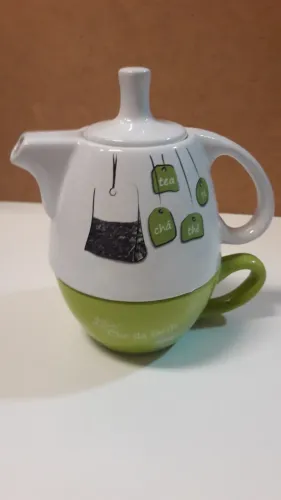 Bule com xícara de chá em porcelana (Louça) - R$ 40