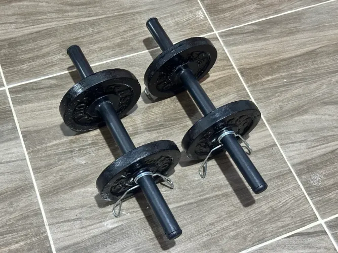 2 barras de halteres ocas com presilhas + 4 anilhas de 2kg