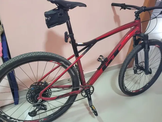 Bicicleta GT Original Americana com NFiscal comprada na Bike Point. Estado de nova 300km