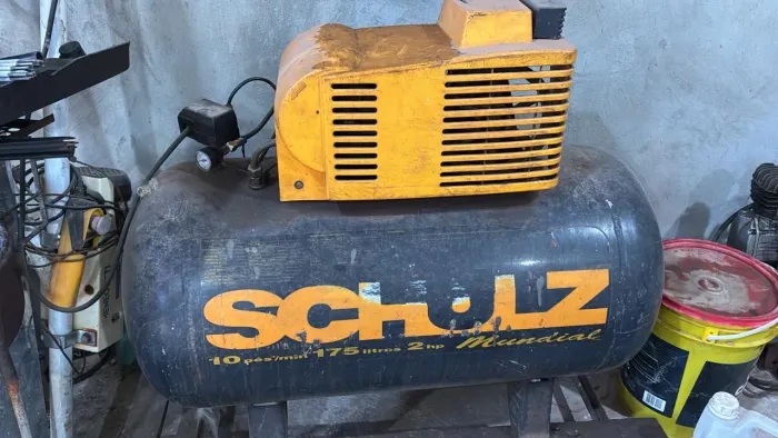 Vendo compressor de ar Schulz Industrial com reservatório de 175 litros e motor de 2 HP.