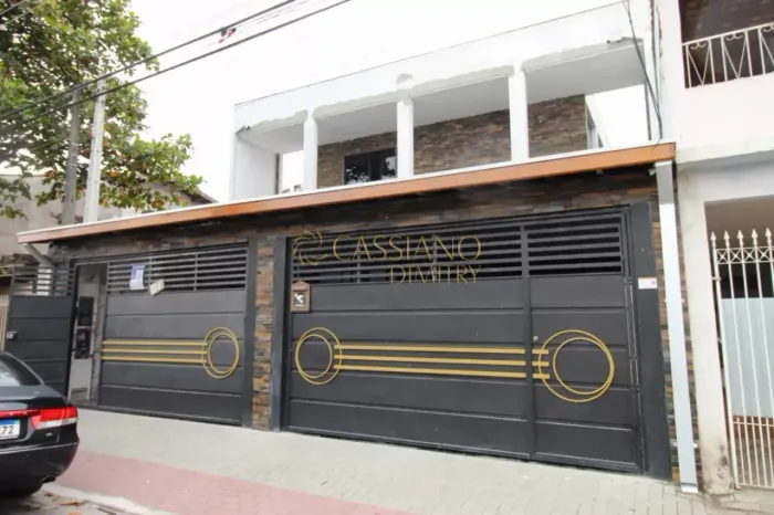 Triplex para venda de locação de 600m² | 05 dormitórios, sendo 01 suíte e 02 vagas de gara
