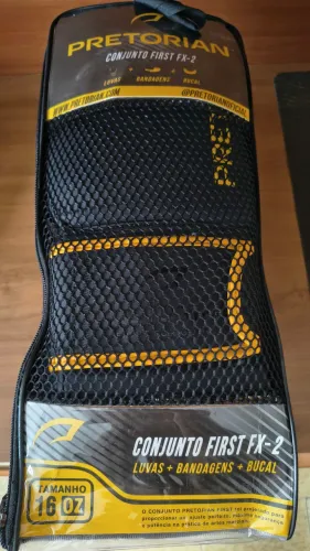 Kit Pretorian Luvas Bandagens e Bucal Muay Thai