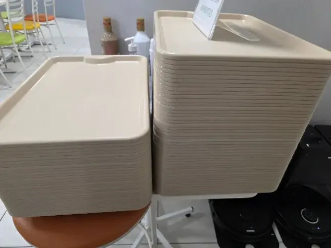 Bandeja para buffet 47.5x32.5cm beje R$15 cada uma