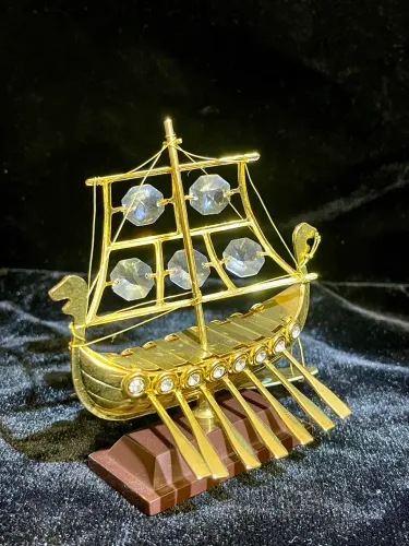 Navio ouro e cristais 