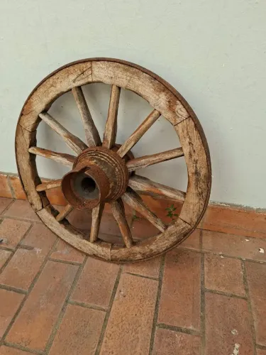 Roda de carroça antiga (58cm de diâmetro)