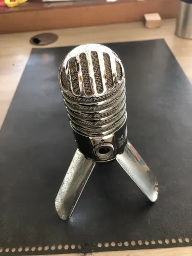 Microfone Samson Mic cromado.