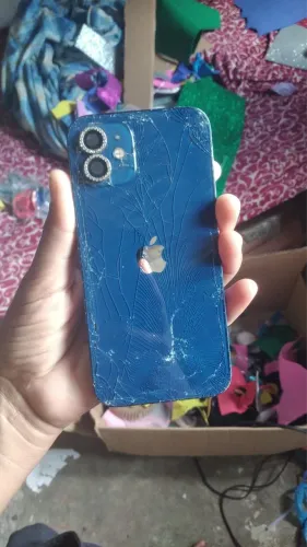 iPhone 12 só está com a traseira rachada e a frente um pouco