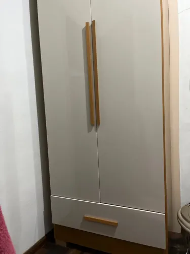 Vendo uma cama e um guarda-roupa