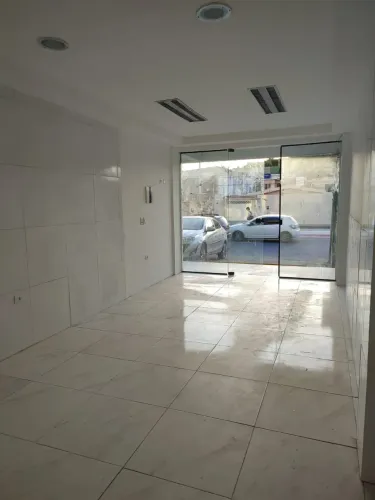 Sala comercial na Galeria Candeias, ao lado do Verd Frut, 2500 R$