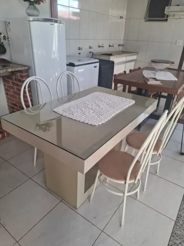 Mesa 4 lugares tampo de vidro, laqueada