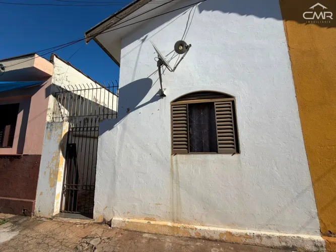 Casa de vila, no bairro Paulista, fica a 3 quadras da praça takaki, supermercado