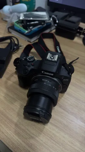 Câmera EOS R100