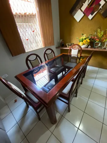 Mesa com cadeiras madeira