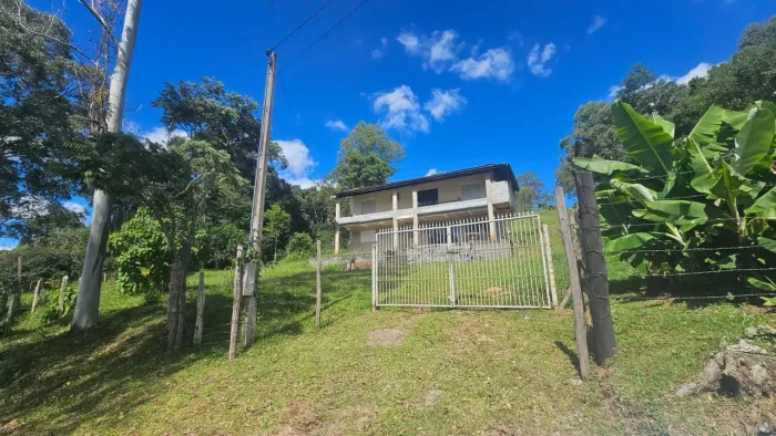 Sítio com casa de 2 andares em Munhoz/MG