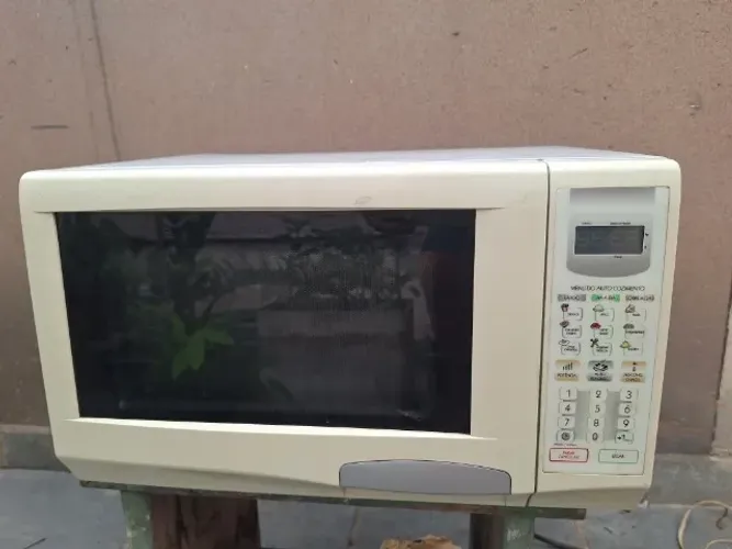 MICROONDAS MARCA PANASONIC CAPACIDADE DE 22 LITROS.