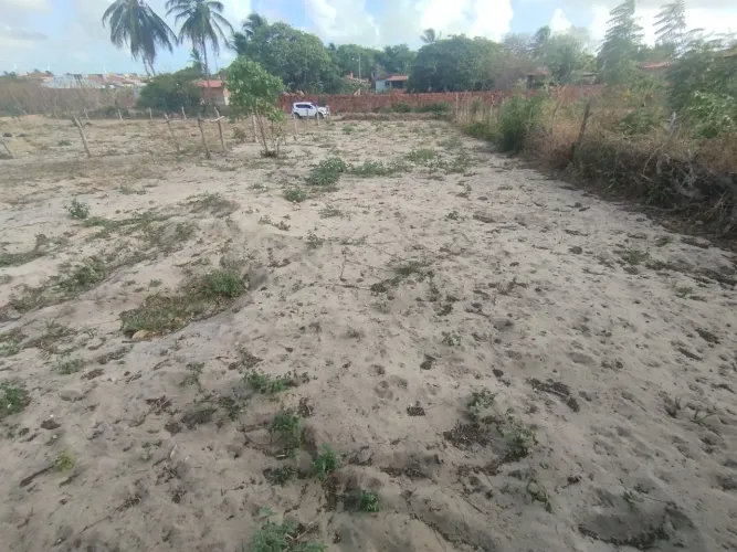 TERRENO PLANO, BEM LOCALIZADO EM TRAIRI/CE MEDINDO 12m X 30m COM ÁGUA ENCANADA E ENERGIA