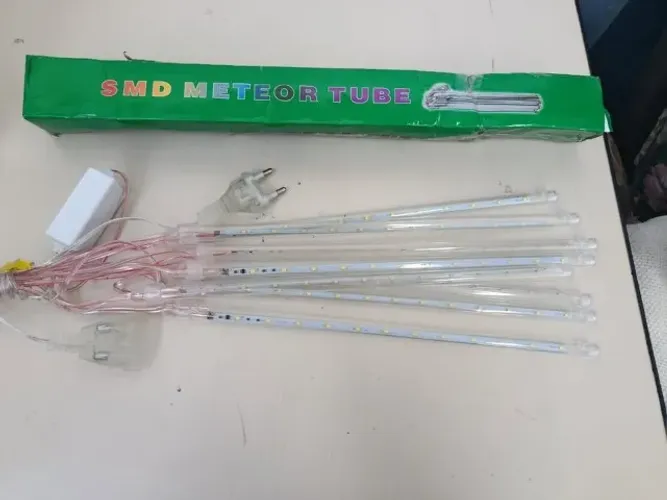 Luzes decorativas conhecidas como "Meteor Tube"