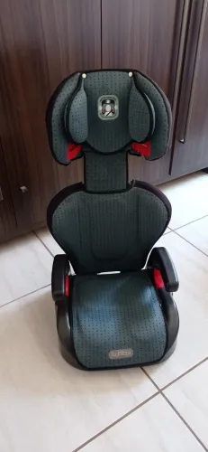 Vendo cadeirinha para automóveis , marca peg- pérego, com acento de elevação 15 a 36 kg