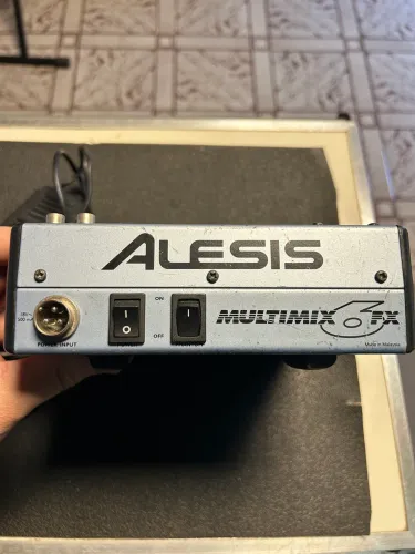 Mesa de Som Alesis Multimix