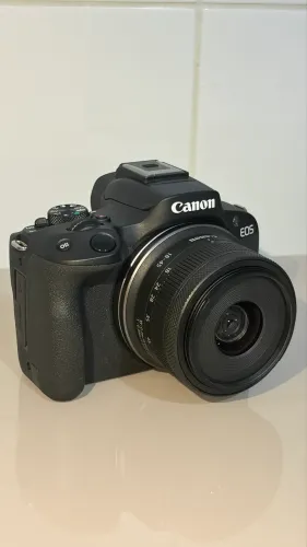 Câmera Canon Eos R50 Mirrorless Com Lente 18-45mm e Kit De Limpeza