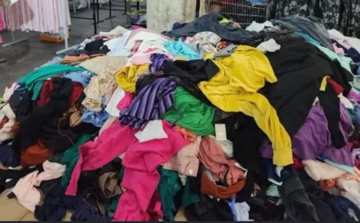 Maquina de pregar elastico e 18 kilos de roupas usadas