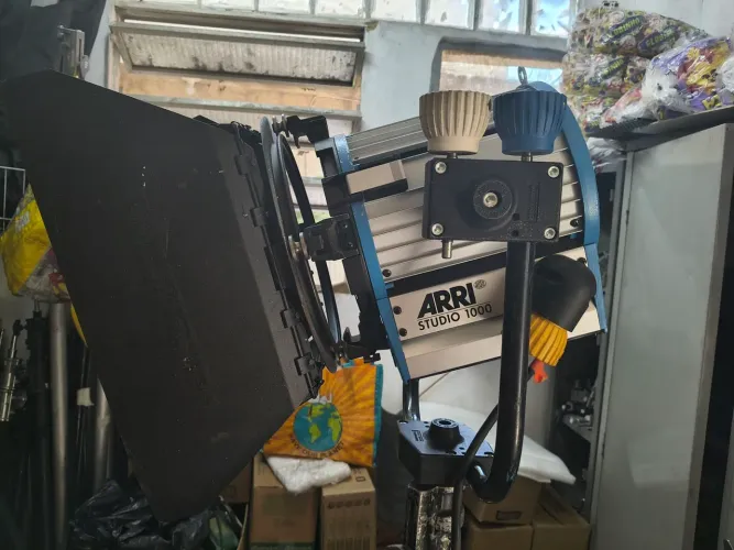Vendo refletor profissional Fresnel Arri 1000w