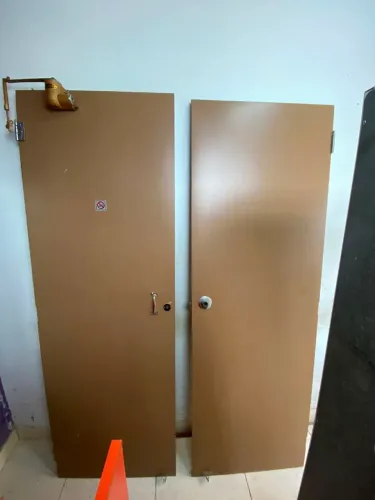 Vendo essas duas portas de madeira maciça