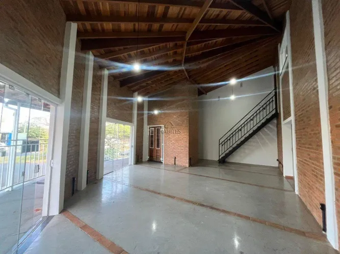 Ponto comercial com salão com jogo de 7 mesas e cadeiras , 2 banheiros, ampla cozinha com