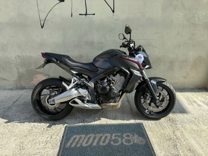 CB 650F 2015 com apenas 20.400 km