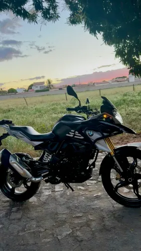 Moto BMW GS 310 em estado de zero. Sem detalhes.