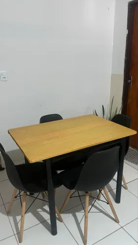 Mesa com 4 cadeiras