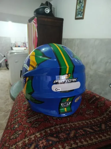 Capacete patriota verde e amarelo 