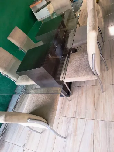 MESA EM VIDRO COM 6 CADEIRAS