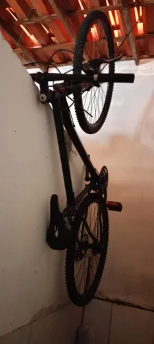 uma bicicleta aro 26, estilo MTB (Mountain Bike), ou seja, uma bicicleta de montanha.
