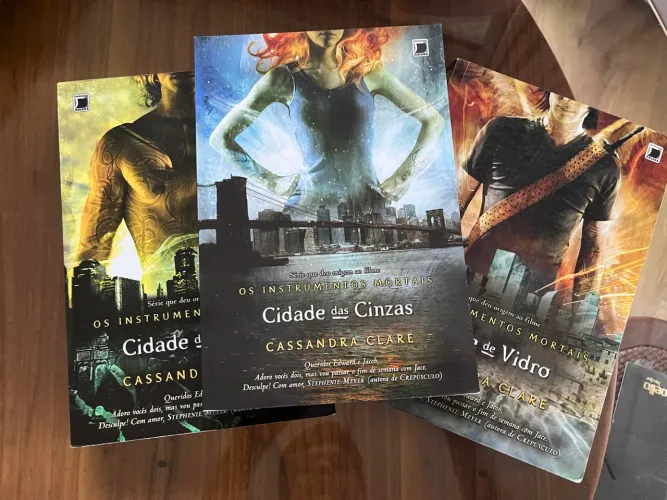 Coleção literária INSTRUMENTOS MORTAIS
