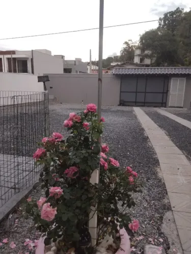 Casa para venda possui 100 metros quadrados com 2 quartos