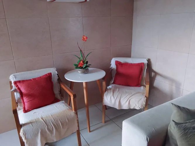 Sofá de 3 metros mais 2 poltronas de madeira 