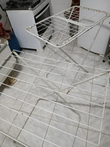 Varal: Conjunto de 2 varais de chão usados e 1 de teto novo.