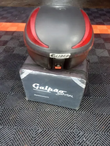 Baú, mochila, capacete 
