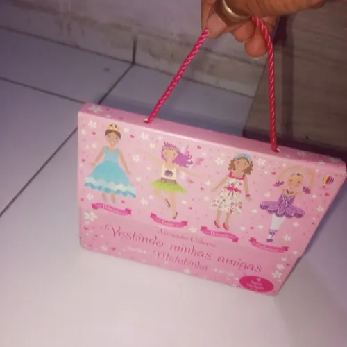 Maleta rosa com 4 livros incríveis