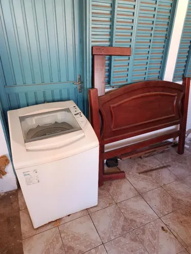 Vendo máquina de lavar / cama de casal antiga.