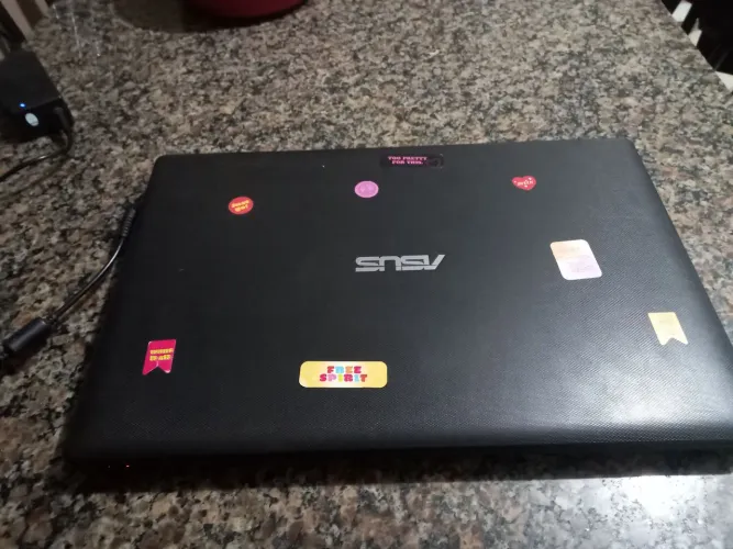 Vendo notebook Asus usado segura carga ele é bom para estudar  é um pouco lento