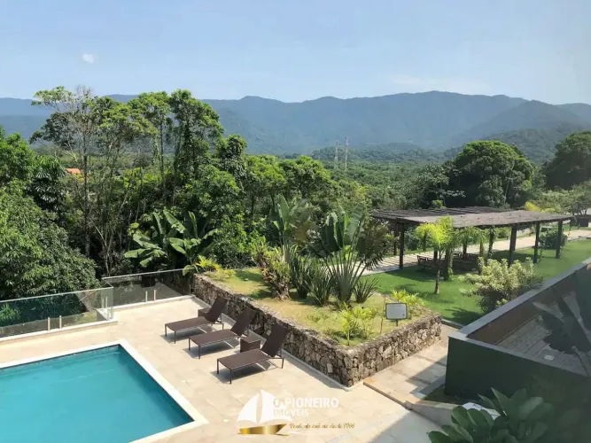 Flat de condomínio à venda em Camburi, 350m da praia.